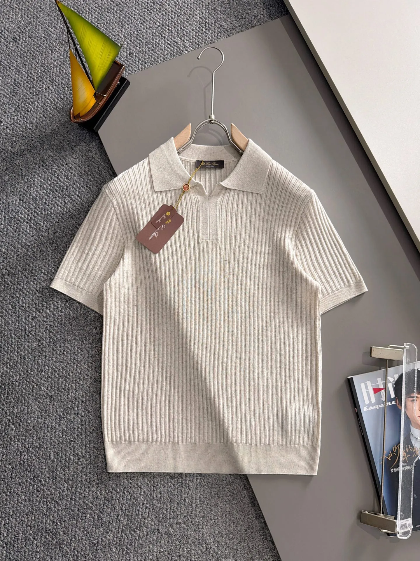 LP high quality Loro Piana 26ss New Arrival men's short-sleeved knitted T-shirt. Made of combed cotton yarn knitted cotton fabric, no pressure when entering and exiting the counter. Exclusive control of raw materials. It feels substantial when weighed, and the upper body is more textured than ordinary T-shirts. This texture can handle the weather easily and is suitable for both hot and cold! Loose fit design, looks noble. The only correct version is available Size: M to 4XL